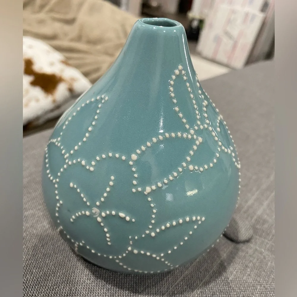 Crate & Barrel stitch flower vase, 4 inches,teal color, good condition.